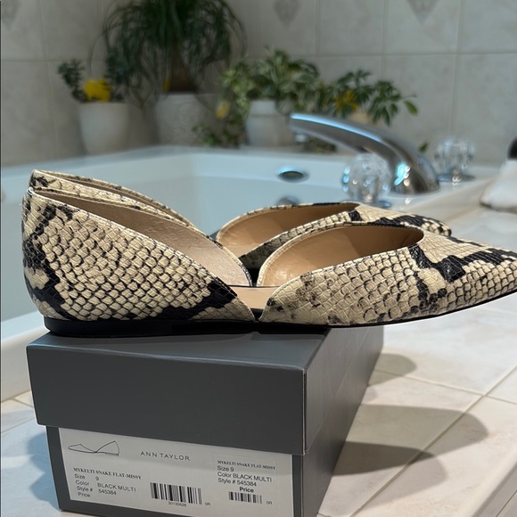 Ann Taylor My Kelti Cream and Black Snake Skin Shoes in size 9. EUC - Picture 5 of 10